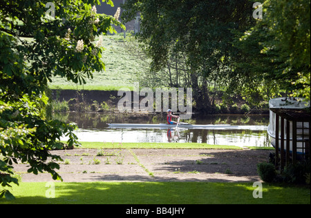 Ein am frühen Morgen Ruderer auf der Themse bei Wallingford, Oxfordshire, Vereinigtes Königreich Stockfoto