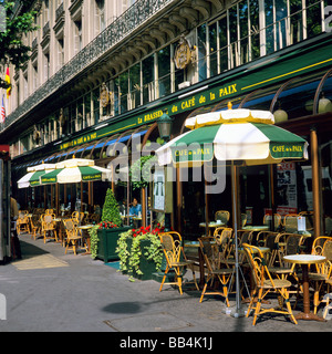 Leere Sitze vor dem CAFE DE LA PAIX PARIS FRANKREICH EUROPA Stockfoto