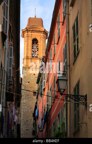 Kirchturm und Fenster in der alten Stadt Nizza an der französischen Riviera Stockfoto