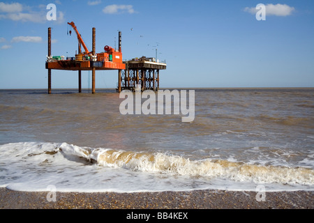 Ein Abfluss-Plattform vom Kernkraftwerk Sizewell nah an den Rand des Wassers an der Küste von Suffolk Stockfoto