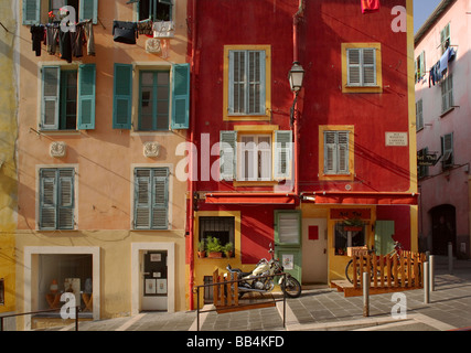 Typische französische Fenster im "Vielle Ville" Teil von Nizza, Frankreich Stockfoto