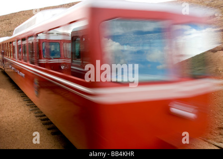 Colorado, Colorado Springs. Pikes Peak Cog Railway. Ansichten aus dem Zug, Cog vorbeifahrende Autos. Eigentum freigegeben. Stockfoto