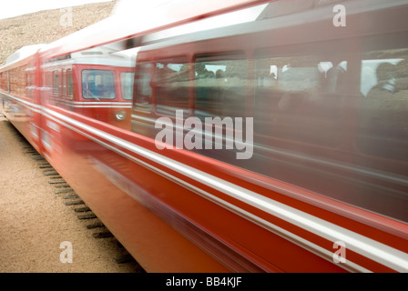 Colorado, Colorado Springs. Pikes Peak Cog Railway. Ansichten aus dem Zug, Cog vorbeifahrende Autos. Eigentum freigegeben. Stockfoto