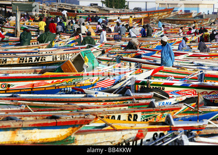 Bunt bemalten Fischerboote säumen den Strand auf dem Fischmarkt in Dakar, Senegal Stockfoto