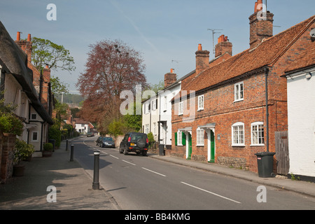 Nachschlagen von Reading Road in Richtung The Bull Public House in Streatley Berkshire UK Stockfoto