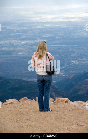 Colorado, Colorado Springs. Pikes Peak Cog Railway. Blick vom Gipfel des Pikes Peak in Colorado Springs. Stockfoto