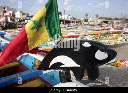 Bunt bemalten Fischerboote säumen den Strand auf dem Fischmarkt in Dakar, Senegal Stockfoto