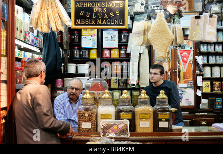 Männer sitzen in einem Chemiker und Aphrodisiakum Shop in Istanbuler Gewürzbasar Stockfoto