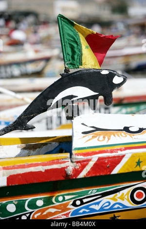 Bunt bemalten Fischerboote säumen den Strand auf dem Fischmarkt in Dakar, Senegal Stockfoto