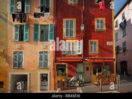 Typische französische Fenster im "Vielle Ville" Teil von Nizza, Frankreich Stockfoto