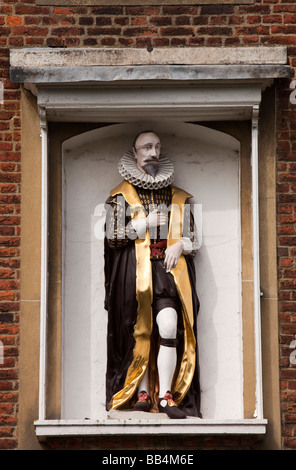 England Berkshire Bray Jesu Krankenhaus historische Armenhäuser Statue des Gründers reichen Londoner Fischhändler William Goddard Stockfoto