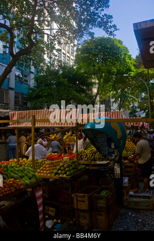 Wochenmarkt auf dem Ronald de Carvalho Street, Copacabana, Rio De Janeiro, Brasilien Stockfoto