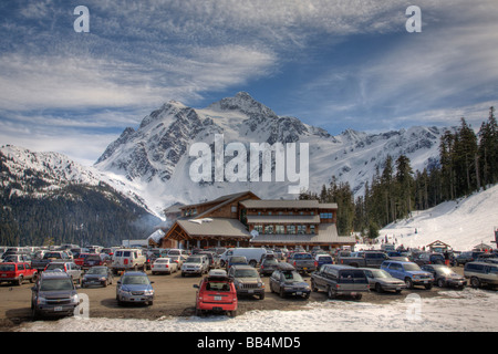 WA, Skigebiet Mount Baker, weißen Lachs Lodge und Mount Shuksan Stockfoto