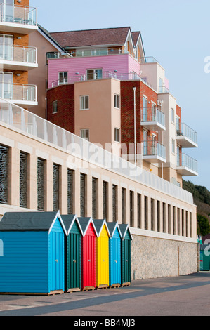 Neue farbenfrohe Strandhütten an Boscombe Strandpromenade Stockfoto