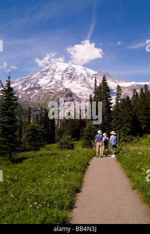 NA, USA, Washington, Mount Rainier Nationalpark, Familie Aussichtsberg der Nisqually Vista Trail (RF) (MR) Stockfoto