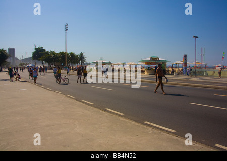 Sonntag Spaziergänger auf der Avenida Atlantica vom Strand der Copacabana, Rio De Janeiro, Brasilien. Stockfoto