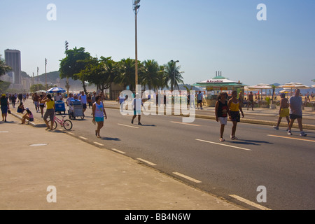 Sonntag Spaziergänger auf der Avenida Atlantica vom Strand der Copacabana, Rio De Janeiro, Brasilien. Stockfoto