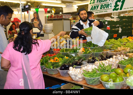 Mann mit Kunden Obst und Gemüse Stockfoto