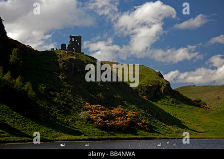 St. Margaret Loch, Holyrood Park, Edinburgh, Scotland UK mit St Anthony Kapelle im Hintergrund Stockfoto