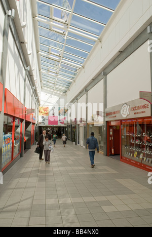 Shopper im unteren Precinct Coventry City Centre Stockfoto