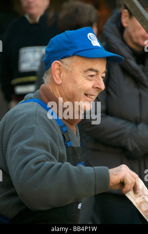 Porträt-Obst und Gemüse Verkäufer mit Euro beachten Sie in der hand Mittwochmarkt Sineu Mallorca Balearen Spanien Stockfoto