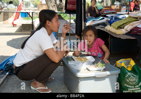 Eine Mutter und Tochter teilen Mittagessen auf dem täglichen Markt in Chiang Mai Thailand Stockfoto