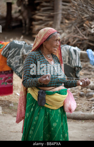 Frau mit Kopftuch in abgelegenen Dorf Chitwan Nationalpark Nepal 93158 Nepal-Chitwan Stockfoto