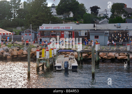 Nordamerika, USA, Connecticut, Noank.  Menschen sitzen auf Picknick-Tische in einem Hummer Restaurant am Mystic River Stockfoto