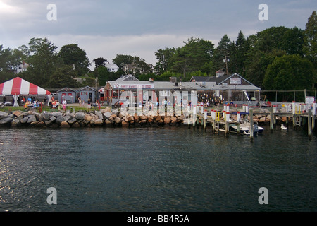 Nordamerika, USA, Connecticut, Noank.  Menschen sitzen an Picknick-Tische in einem Hummer Restaurant am Mystic River. Stockfoto