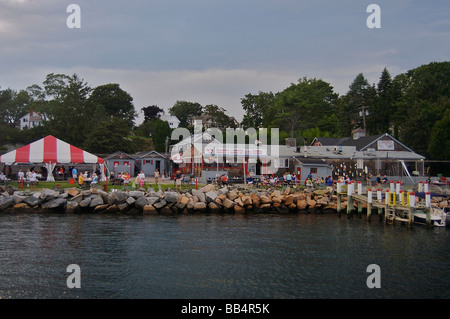 Nordamerika, USA, Connecticut, Noank.  Menschen sitzen an Picknick-Tische in einem Hummer Restaurant am Mystic River. Stockfoto