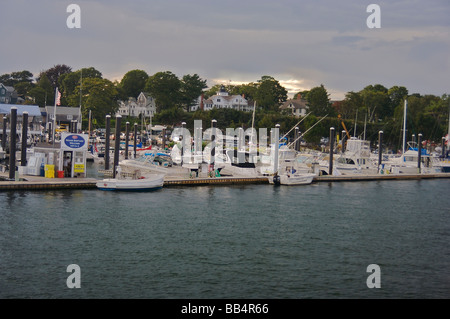 Nordamerika, USA, Connecticut, Noank.  Boote am Mystic River auf der Noank Werft, Häuser im Hintergrund Stockfoto