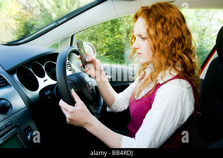 Mädchen-SMS während der Fahrt Stockfoto