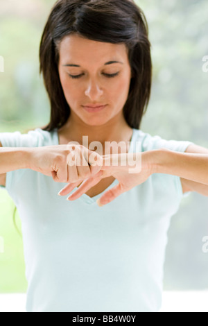 Mädchen Fingern ziehen Stockfoto