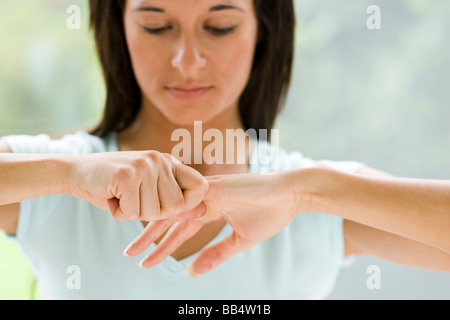 Mädchen Fingern ziehen Stockfoto