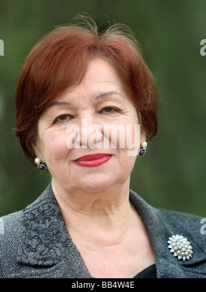 Porträt einer lächelnden Frau in den Siebzigern Stockfoto