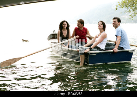 zwei Paare lachend sitzen auf Ruderboot Stockfoto