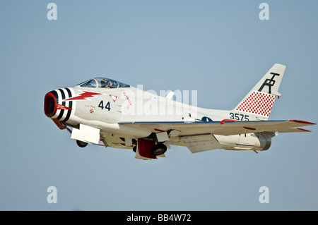 North American Naval FJ2 Fury Kampfjet fliegen in den Himmel Stockfoto