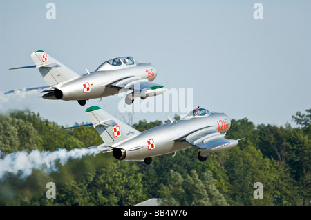 Russischen MIG-15 (oben) und MIG-17 (unten) mit polnischen Abzeichen an Oshkosh 2006 Stockfoto