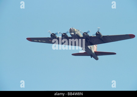 B-17 G Flying Fortress fliegen über dem Feld Stockfoto