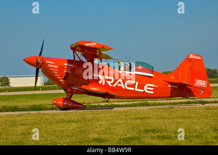 Oracle Challenger II Stunt Doppeldecker auf der Piste in EAA Air Show, 2006 Stockfoto