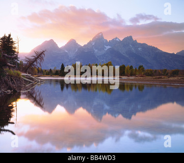 USA, Wyoming, Grand Teton National Park. Grand Teton Mountains reflektiert in der Snake River bei Sonnenuntergang. Stockfoto