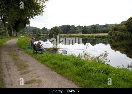 Angler auf der Nante-Brest canal Brittany France Stockfoto