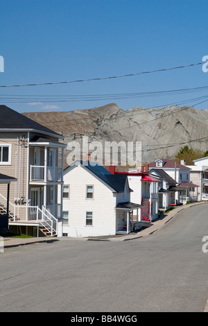 Häuser sind neben einem Asbest gesehen mir Halde in der Rue Notre-Dame Street in Thetford Mines (Quebec, Kanada) Stockfoto