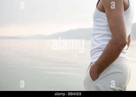 Mann steht auf einem Steg am See Stockfoto