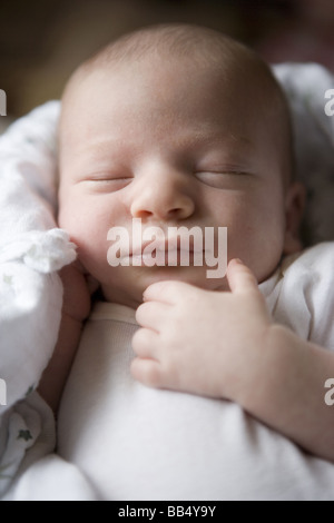 Closeup Portrait des Neugeborenen Baby schläft mit Hand ruht in der Nähe von seinem Gesicht Stockfoto