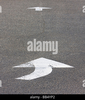 gemalte Pfeile auf Parkplatz Stockfoto