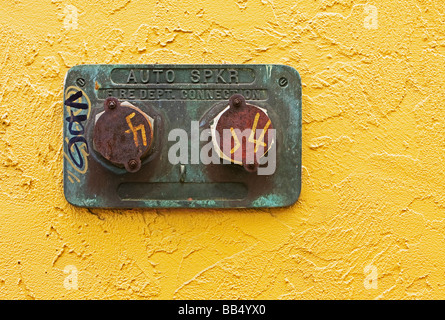 fire Department Hausanschluss auf Mauerbau Stockfoto