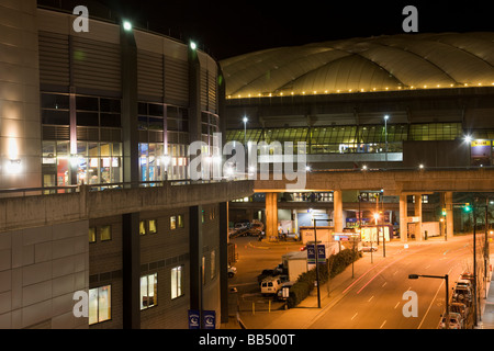 General Motors Place mit B C Platz im Hintergrund werden beide Veranstaltungen in 2010 Winter Olympiade Vancouver British Columb Stockfoto