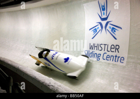 Ein Bob im Whistler Sliding Centre eine Sportstätte für 2010 Vancouver Winter Olympics Whistler British Columbia Kanada Stockfoto