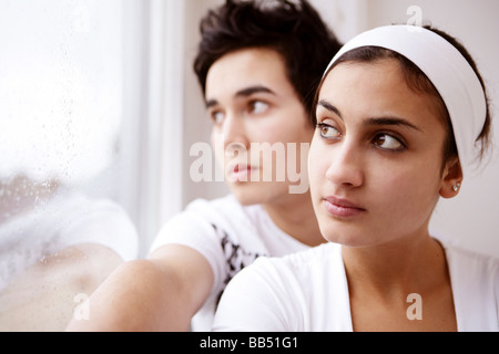 Porträt von Teenager-paar vor einem Fenster Stockfoto